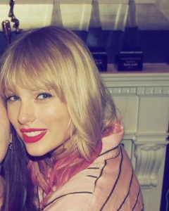 Taylor Swift Hairstyle 216