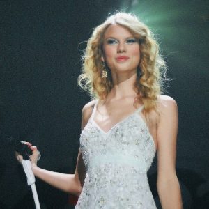 Taylor Swift Hairstyle 225