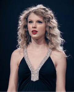 Taylor Swift Hairstyle 33