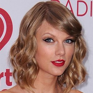 Taylor Swift Hairstyle 60
