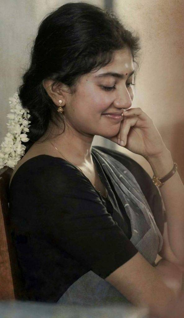 South Heroine | Sai Pallavi | Beautiful Actress Wallpaper Download | MobCup