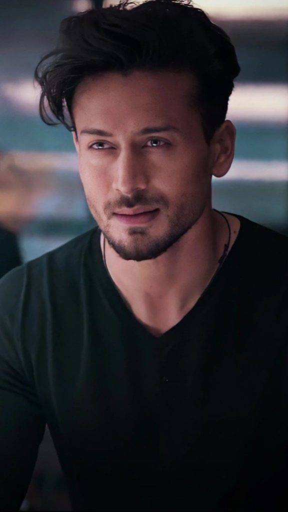 Witness the journey of an emotional Tiger Shroff achieving the Baaghi 2  look  Unsung bollywood