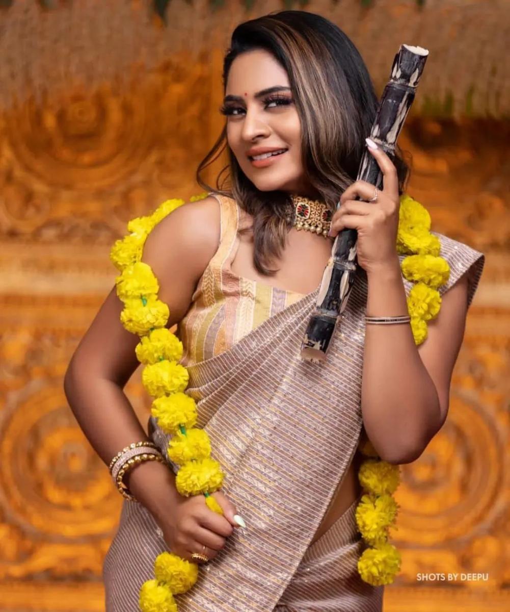 Saree-Hairstyles-137