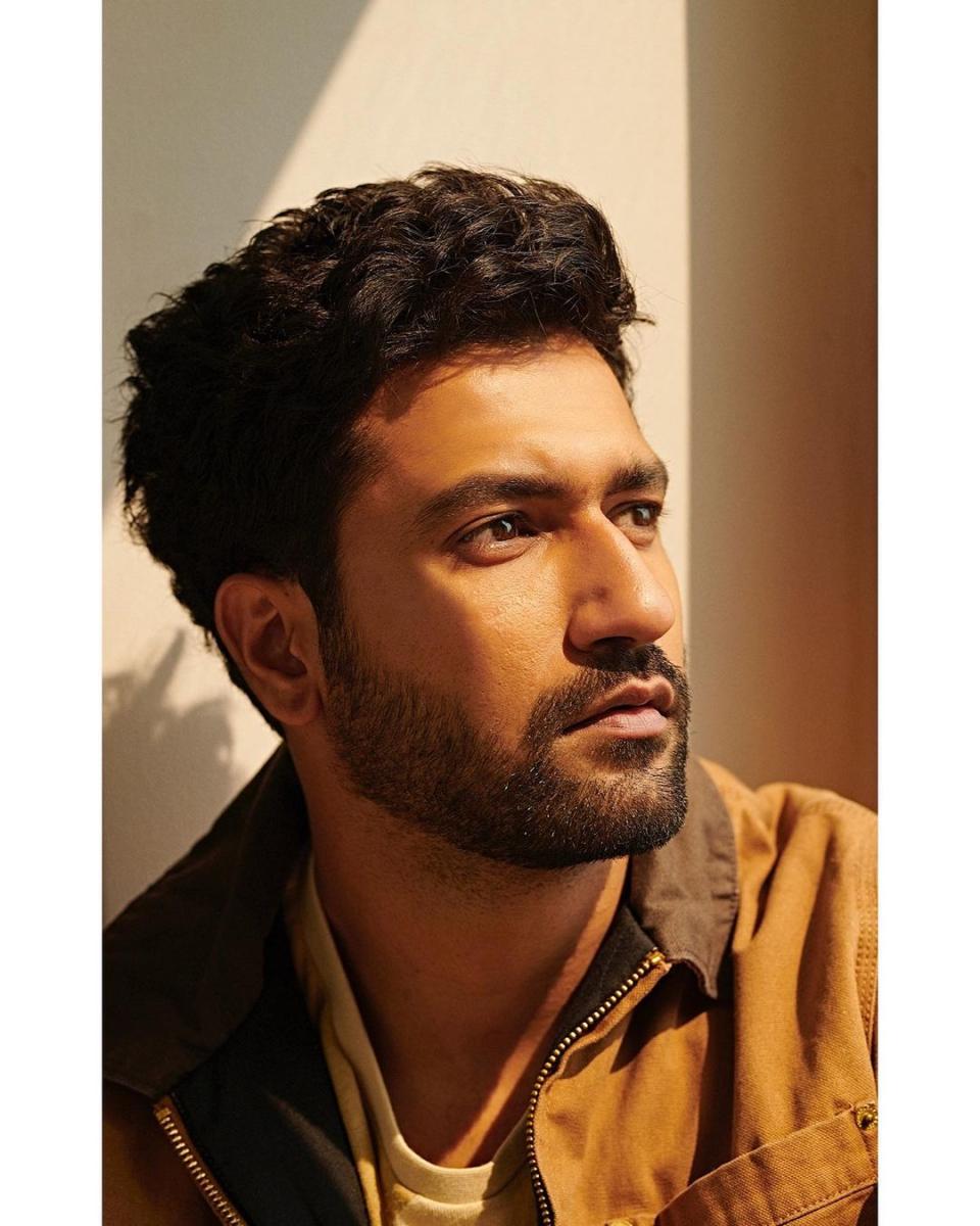 Vicky Kaushal patiently gives pictures to his fans despite being injured ❤️  | Instagram
