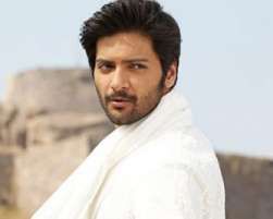 Ali-Fazal-hairstyle-10