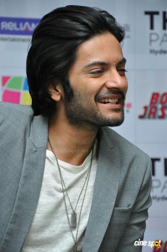Ali-Fazal-hairstyle-2 (1)