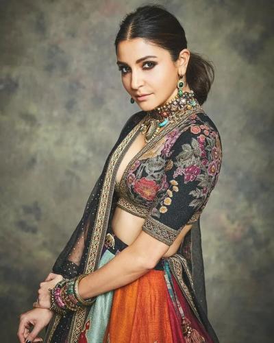 Anushka Sharma hairstyle in Saree