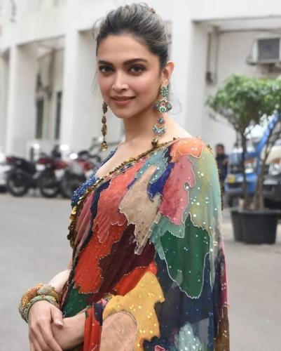 Deepika Padukone's saree hair look