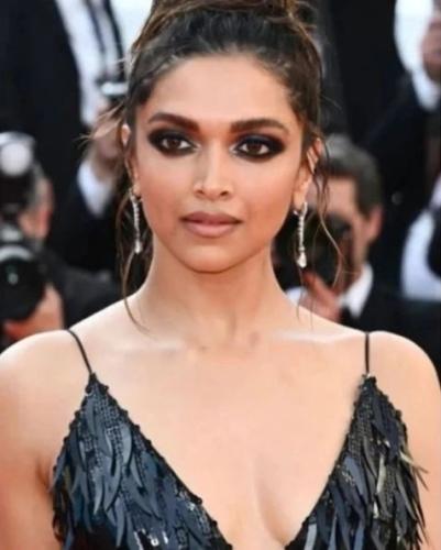 Deepika Padukone's hairstyles for round face