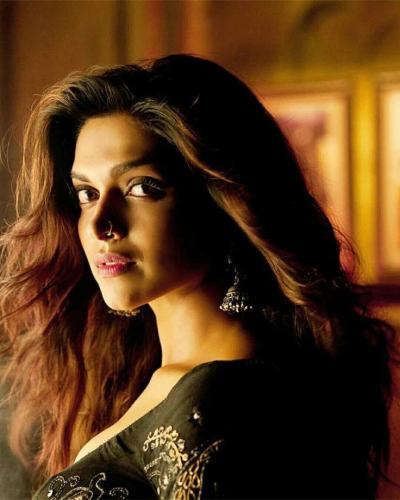 Deepika Padukone's hairstyles for square face