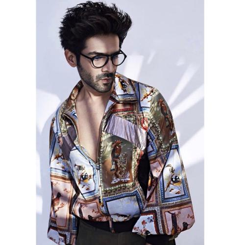 Kartik Aaryan Hairstyles for men with oval faces