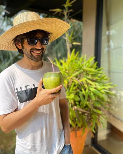 Kartik Aaryan cool look