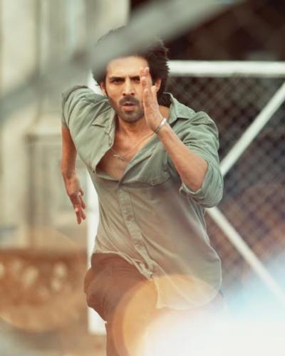 Kartik Aaryan Bollywood actor hairstyle