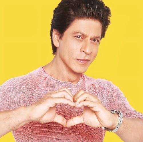 Shahrukh khan in pink t-shirt with regular hairstyle