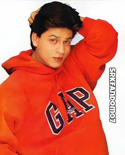 Shahrukh khan in red hoodie with side parted short hairstyle