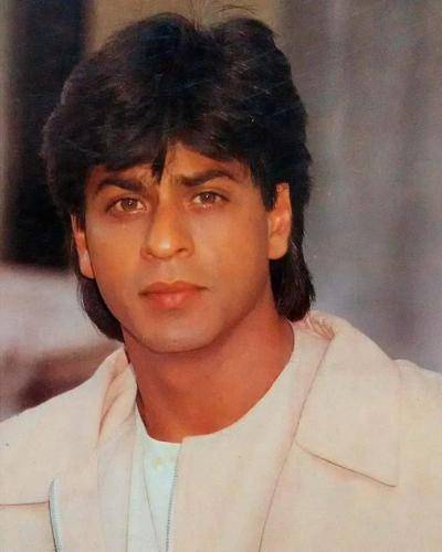 Shahrukh khan in white attire and medium hairstyle with front fringes - Shahrukh Khan Deewana hairstyles