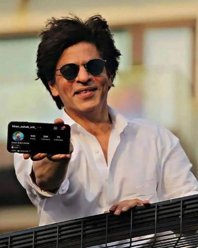 Shahrukh khan in white shirt with goggles and medium hair