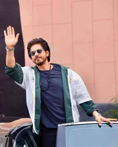 Shahrukh khan in black t-shirt with white shrug and regular hairstyle