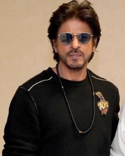 Shahrukh khan in black round neck t-shirt with medium hairstyle