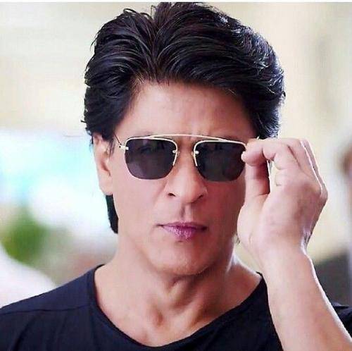 Shahrukh khan in goggles and side parted regular hairstyle