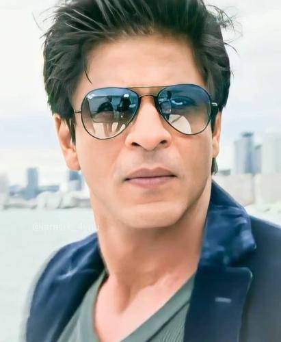 Shahrukh khan in goggles and side parted short hairstyle