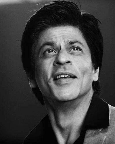 Shahrukh khan close up in medium hairstyle