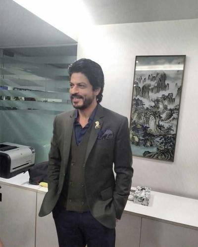 Shahrukh khan in black outfit with regular medium hairstyle