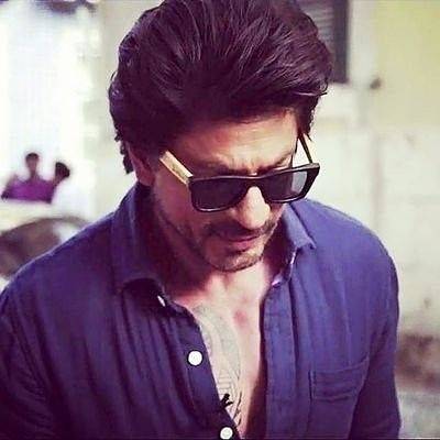 Shahrukh khan in blue shirt with goggles and regular medium hairstyle