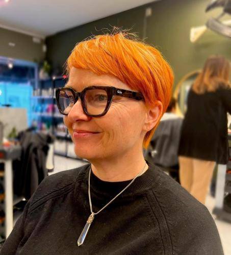 short hair styles for women over 60 with glasses