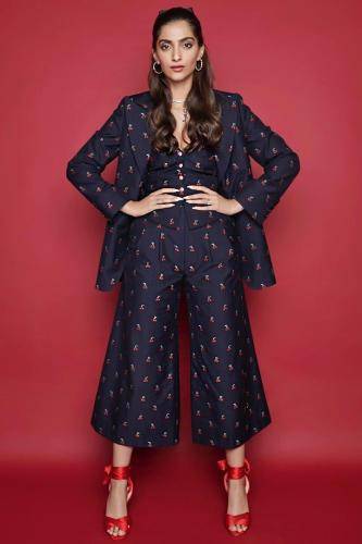 Sonam-Kapoor-Hairstyles-11