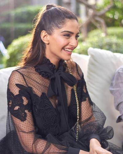 Sonam-Kapoor-Hairstyles-18
