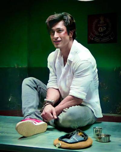 Vidyut-Jammwal-hairstyle-41