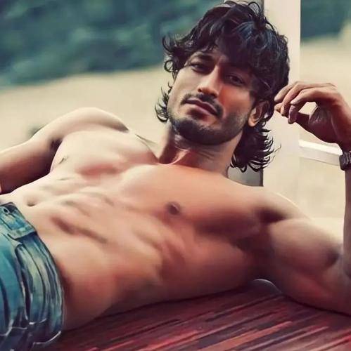 Vidyut-Jammwal-hairstyle-44