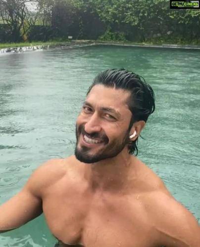 Vidyut-Jammwal-hairstyle-46