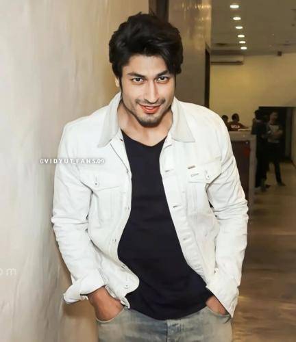 Vidyut-Jammwal-hairstyle-48