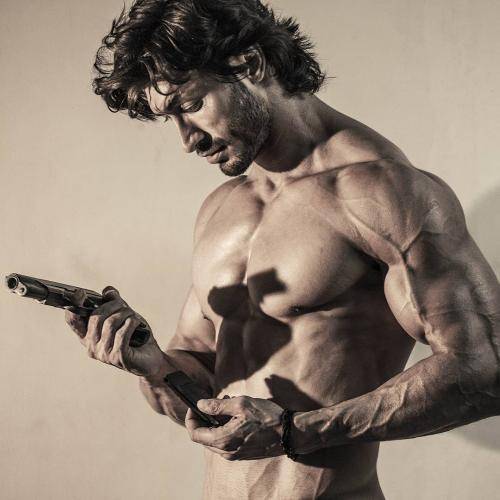 Vidyut-Jammwal-hairstyle-57