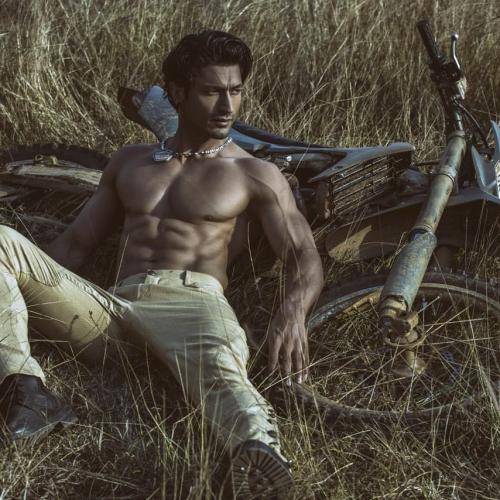 Vidyut-Jammwal-hairstyle-63