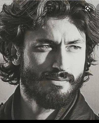 Vidyut-Jammwal-hairstyle-86